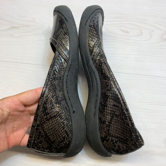 Muk Luk Sport Shoes Womens 9 Brown Black Snake Slip On Comfort Loafers - Picture 3 of 10